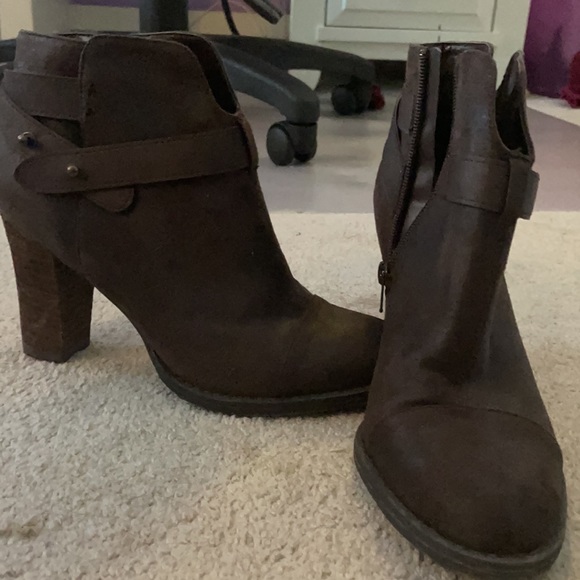 Brown leather ankle boots - Picture 2 of 2